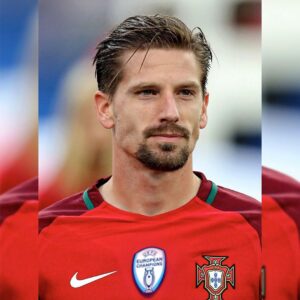 Adrien Silva Instagram - Dia de Portugal, de Camões e das Comunidades Portuguesas 🇵🇹 

Foi sempre com grande orgulho que representei o nosso país e a nossa bandeira. Continuo a fazê-lo nos quatro cantos do mundo. Obrigado Portugal ❤️🇵🇹

#AdrienSilva #Portugal #DiaDePortugal