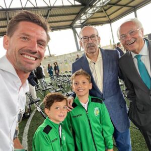 Adrien Silva Instagram - Foi um dia de grandes emoções nos 20 anos da Academia do @sportingclubedeportugal 💚
Foi muito bom regressar a casa, rever velhos amigos e ter a oportunidade de mostrar aos meus filhos o sítio onde me fiz homem e jogador.

Parabéns ao Sporting por este projeto vencedor e de grande importância para o futebol português 👏👏👏

#AdrienSilva #sportingclubedeportugal #MadeInSporting