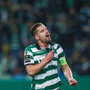 Adrien Silva Instagram - Há 20 anos, era um jovem cheio de sonhos a entrar pela porta da Academia do @sportingclubedeportugal 💚🤍

Fui um dos primeiros a mudar-me para lá e a passar por todos os escalões de formação desta casa.

Movia-me o sonho de ser jogador da equipa principal do Sporting e concretizei-o. Tornei-me capitão deste clube, mas nunca me esquecerei de todas as etapas por que passei até lá chegar. 

Foi na Academia que me formei como jogador mas, sobretudo, como pessoa. Tinha 13 anos quando tudo começou e estou muito grato ao clube e a todos os profissionais com quem trabalhei por me incutirem os valores do esforço, da dedicação e da devoção como forma de alcançar a glória. 

Parabéns a toda a família sportinguista. Venham mais 20 anos de sucesso!

#AdrienSilva #AcademiaCristianoRonaldo #sportingclubedeportugal