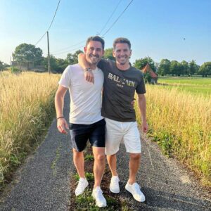 Adrien Silva Instagram - Tinha 8 anos quando deixei a França, mas nunca me esqueci destes lugares onde vivi parte da minha infância e que fazem parte da minha história. Foram três dias dedicados à família e a reviver momentos únicos do meu passado ❤️ 

#SilvaFamily #memories
