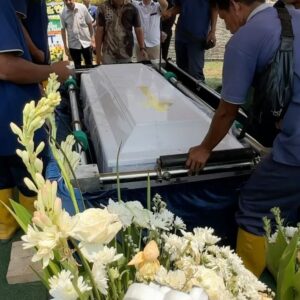 Afdhal Yusman Instagram - Pak lama kita ga ketemu dari dulu cari kontak pak Budi pengen silaturahmi, pengen cerita ke Bapak kalau kami para pemain gentabuana masih solid sampai skrg, masih suka reunian loh pak..

Walaupun akhirnya kita dipertemukan di pemakaman bapak, maafin saya ya pak kalo dulu sering bandel dan susah dibilangin sewaktu di Gentabuana ,sekali lagi saya ucapkan terimakasih sebesar2nya karena bapak saya bisa menjadi sosok spt ini skrg.

Terimakasih atas karya2 bapak, saya antarkan bapak ke perisitirahatan terakhir, Selamat Jalan Pak Budi Sutrisno 🙏🏻😢

📸 @dapikafdhalyusman