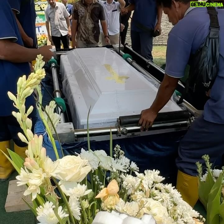 Afdhal Yusman - 32.7K Likes - Pak lama kita ga ketemu dari dulu cari kontak pak Budi pengen silaturahmi, pengen cerita ke Bapak kalau kami para pemain gentabuana masih solid sampai skrg, masih suka reunian loh pak..
Walaupun akhirnya kita dipertemukan di pemakaman bapak, maafin saya ya pak kalo dulu sering bandel dan susah dibilangin sewaktu di Gentabuana ,sekali lagi saya ucapkan terimakasih sebesar2nya karena bapak saya bisa menjadi sosok spt ini skrg.
Terimakasih atas karya2 bapak, saya antarkan bapak ke perisitirahatan terakhir, Selamat Jalan Pak Budi Sutrisno 🙏🏻😢
📸 @dapikafdhalyusman