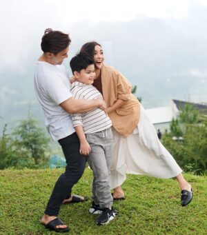 Afdhal Yusman Instagram - “Mendung belum tentu hujan, dipacarin belum tentu dinikahin.. itu yang pacaran lama2 kapan mau dinikahin?” 

@fatmasury_ @reynandmessi 

📸 @dapikafdhalyusman