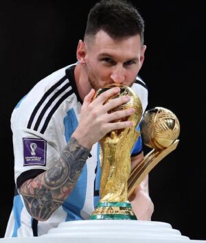 Afdhal Yusman Instagram - Berkat kesabaran dan kegagalan berkali2 akhirnya yang di impikan terwujud, perlu 5 WC atau 20 tahun utk mencapai ini, tidak ada yang instan, lengkap sudah tidak ada perdebatan lagi… MESSI IS THE REAL GOAT!!

entah kapan bisa liat lagi orang spt dia, sbtr lagi pensiun.. Vamos leoo Vamos Abiceleste 🇦🇷 @leomessi