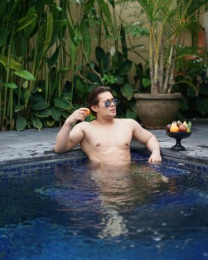 Afdhal Yusman Instagram - Berjemur tapi jam 5 sore karena takut panas… biar Bali banget ceunah

📸 @dapikafdhalyusman
