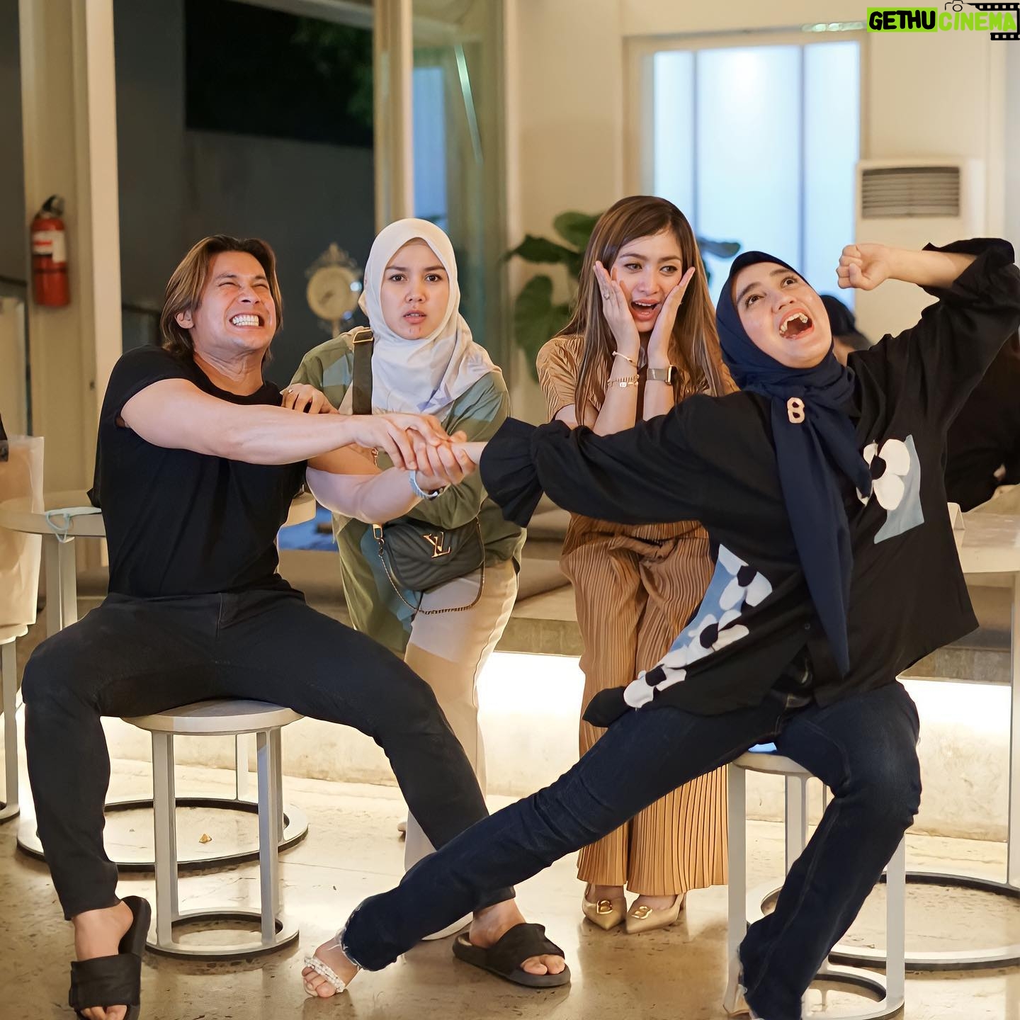 Afdhal Yusman - 26.8K Likes - Alhamdulilah 18 tahun pertemanan tetap terjaga silaturahmi dengan baik, terimakasih youtube sudah menyambung silaturahmi kami.. šš»
@queen.annisa @pentypenk @radenadasmaya
šø @dapikafdhalyusman
