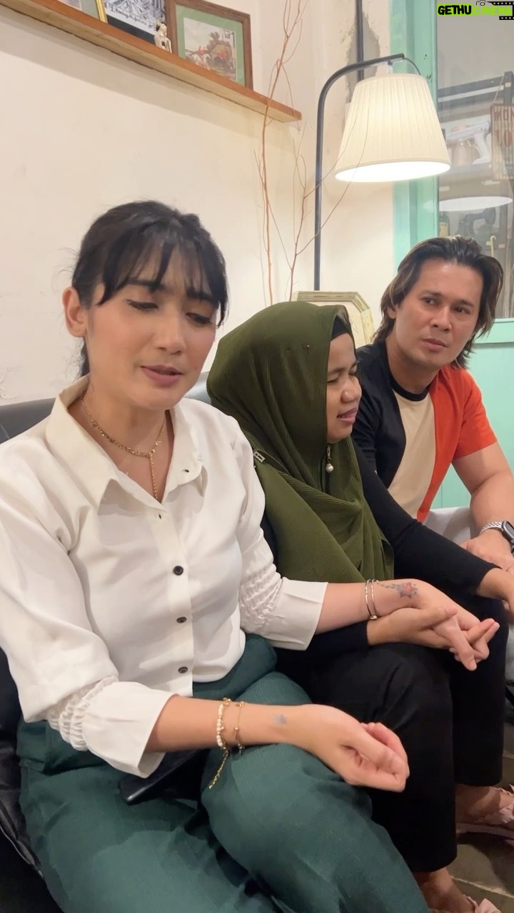 Afdhal Yusman - 28.5K Likes - Ceritanya mau Nostalgia…,
Udah seriuuuussss menghayati laguuuu nya @halisaamalia555 , ehh dia malah joget peaaaaa @revi_mariska_real 😂
🎥 @dapikafdhalyusman