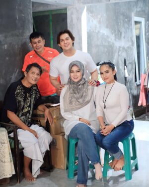 Afdhal Yusman Instagram - Alhamdulilah sore ini kami bisa mengunjungi salah satu sahabat pemain senior kolosal Bang Chairil dan melihat langsung kondisinya. Alhamdulilah kondisi beliau sudah membaik dan sudah bs berbicara dan berdiri

Terimakasih untuk teman-teman semua donasinya semoga Allah menggantikan berlipat lipat Aamiin Ya Rabb @ck.andriano @carissajill @queen.annisa @lisdaoxalis @kylla_nuraver @erringracesita @ferry_fernandez83 @yurry25 @rizaldjibran_ @candysatrio @uwie.uliasari @arifrahman_official dan teman2 lainnya