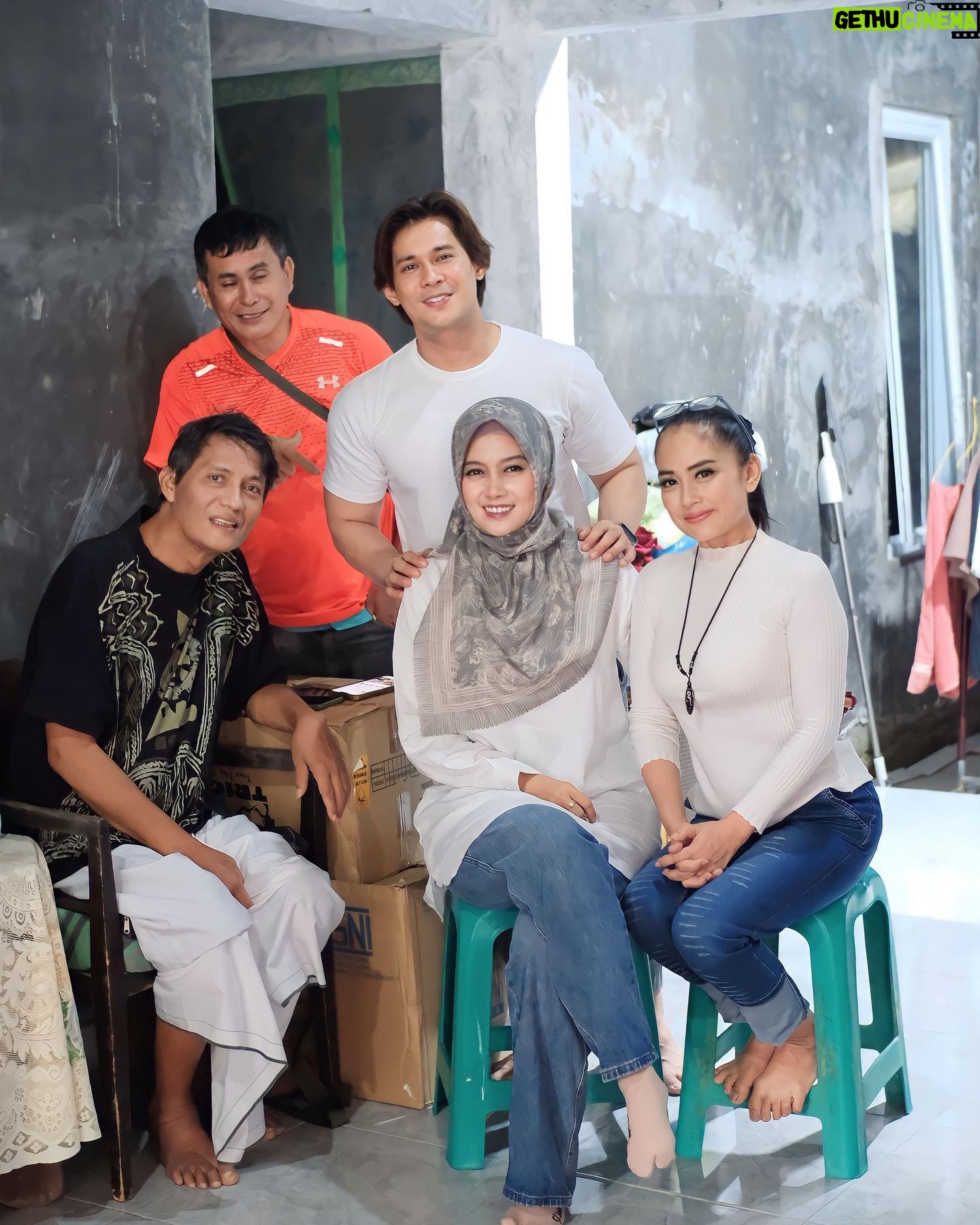 Afdhal Yusman - 26.1K Likes - Alhamdulilah sore ini kami bisa mengunjungi salah satu sahabat pemain senior kolosal Bang Chairil dan melihat langsung kondisinya. Alhamdulilah kondisi beliau sudah membaik dan sudah bs berbicara dan berdiri
Terimakasih untuk teman-teman semua donasinya semoga Allah menggantikan berlipat lipat Aamiin Ya Rabb @ck.andriano @carissajill @queen.annisa @lisdaoxalis @kylla_nuraver @erringracesita @ferry_fernandez83 @yurry25 @rizaldjibran_ @candysatrio @uwie.uliasari @arifrahman_official dan teman2 lainnya