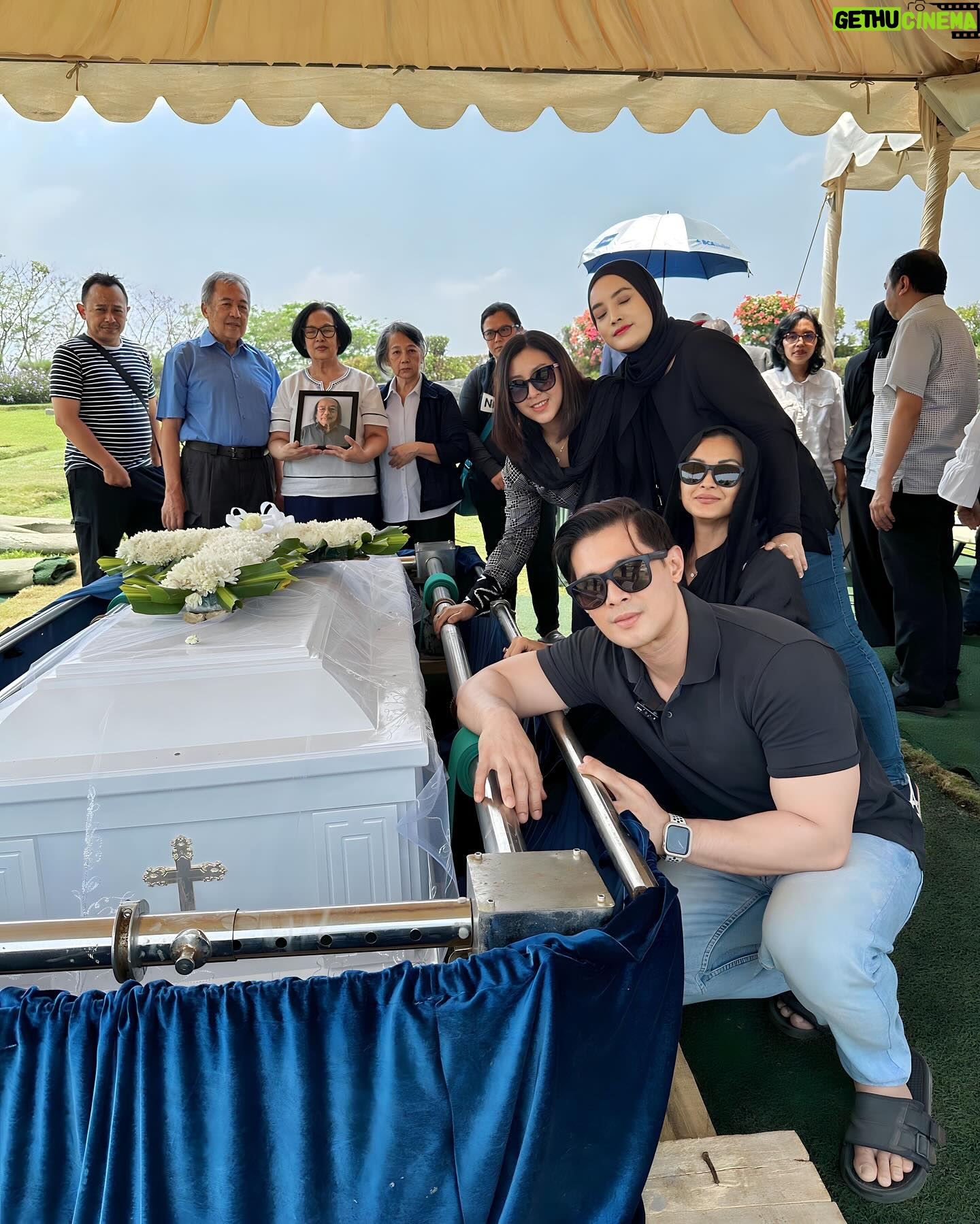 Afdhal Yusman - 32.7K Likes - Pak lama kita ga ketemu dari dulu cari kontak pak Budi pengen silaturahmi, pengen cerita ke Bapak kalau kami para pemain gentabuana masih solid sampai skrg, masih suka reunian loh pak..
Walaupun akhirnya kita dipertemukan di pemakaman bapak, maafin saya ya pak kalo dulu sering bandel dan susah dibilangin sewaktu di Gentabuana ,sekali lagi saya ucapkan terimakasih sebesar2nya karena bapak saya bisa menjadi sosok spt ini skrg.
Terimakasih atas karya2 bapak, saya antarkan bapak ke perisitirahatan terakhir, Selamat Jalan Pak Budi Sutrisno šš»š¢
šø @dapikafdhalyusman