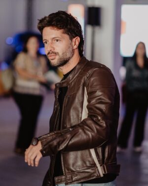 Afonso Pimentel Instagram - About anteontem! Fui beber um café com a @ride_wild_cris  e assistir à apresentação do novo I5 da @bmwportugal /// dei beijinhos ao @duartegomesoficial, ao @diogobranco.oficial e um respeitoso cumprimento de mão à @anavarelaoficial. Bela Tarde