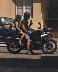 Afonso Pimentel Instagram - Sábado de Calor e uma volta só pelo quarteirão , que a miúda mais fixe do bairro ainda não tem o material de proteção de verão todo! /// @bmwmotorradpt /// #makelifearide