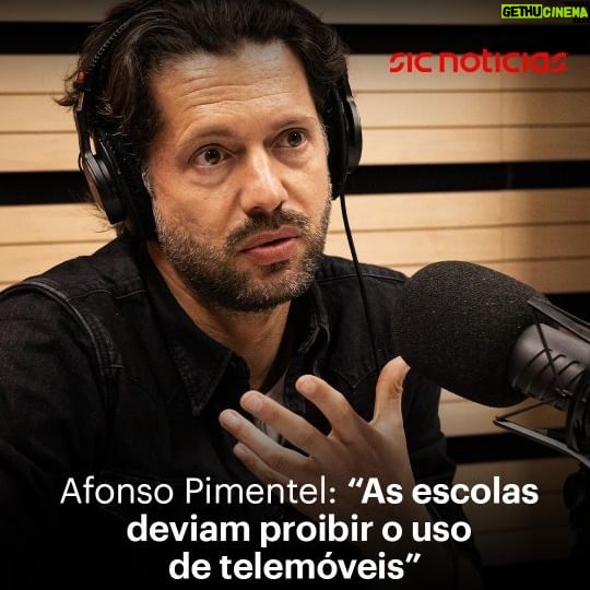 Afonso Pimentel - 5.9K Likes - No novo episódio do Podcast Geração 80, o ator Afonso Pimentel fala do uso dos telemóveis nas escolas, salientando que, para si, deveriam ser proibidos. Mesmo sem certezas de que essa medida "é a mais correta", acredita que as novas tecnologias são desafios cada vez mais sociais e educacionais. Por este motivo, é da opinião de que deve existir uma grande proximidade por parte dos pais para que o uso das tecnologias seja feito com "conta, peso e medida".
Ouça o episódio completo do Geração 80 através do link na bio.
#afonsopimentel #ator #tecnologias #educacao #telemoveis #jovens #podcast #opiniao #reel #geracao80 #anos80 #news #sicnoticias