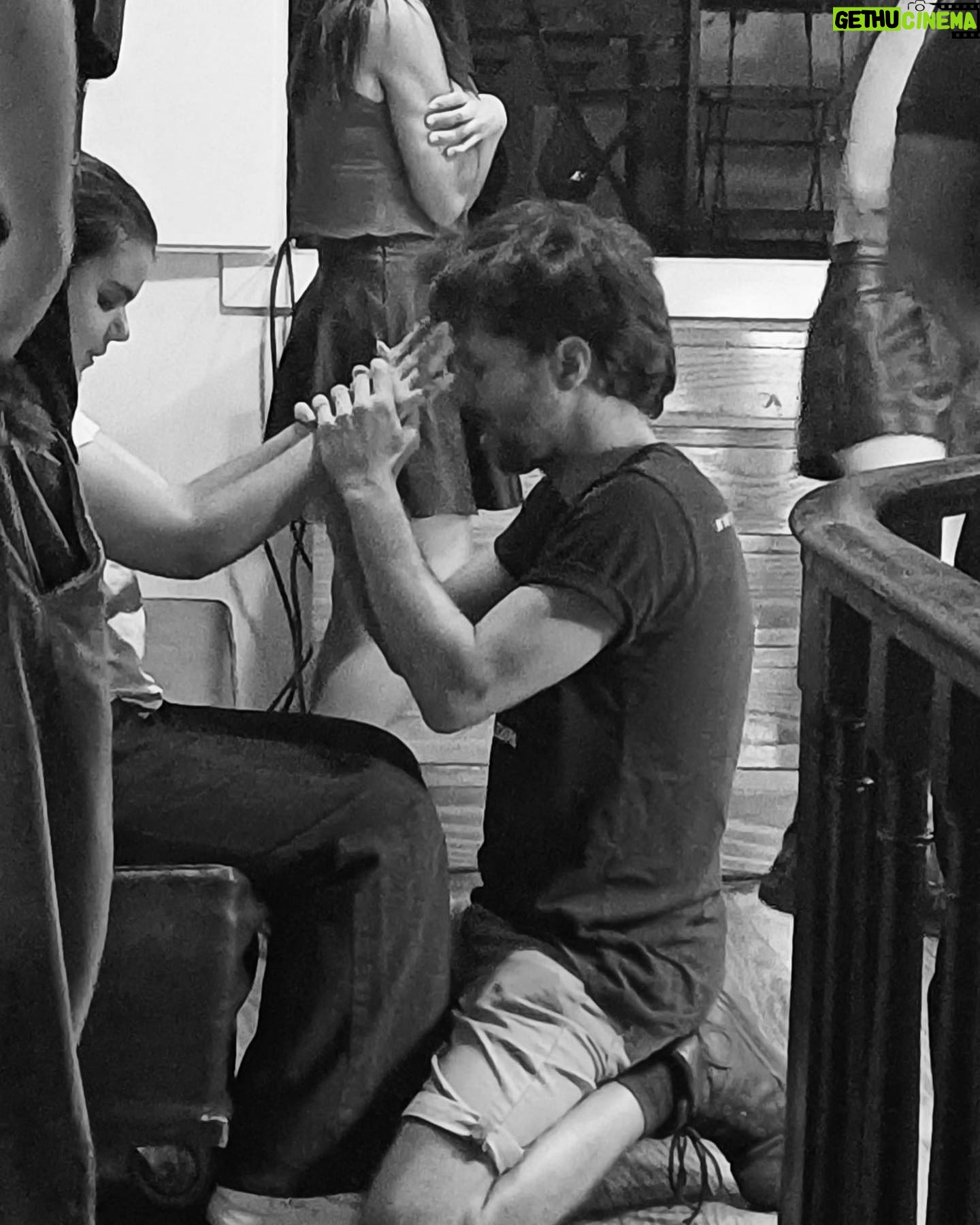 Afonso Pimentel - 1.7K Likes - Swipe Coise! Todos os anos venho brincar aos professores na @aceescoladeartes . Todos os anos são diferentes. Duas semanas de desafios, dificuldades, problemas velhos, soluções novas, descobertas para eles e para mim. Aos meus companheiros, Mário e Cátia, obrigado por tudo. É sempre tão bom, já não sei fazer isto aqui sem vcs. À Glória, à Rosa, ao PVC, ao António Júlio, à Jessica e ao João um beijo e abraço enormes por cada vez que precisamos, saltarem de uma caixa qualquer e aparecerem sempre prontos para nos ajudar a resolver problemas. Ao @andrefpda e à @colorfoto por nos apoiarem, a qualquer hora, com material e soluções. Ao meu @capelo_antonio e ao Aparício por me apresentarem estas pessoas maravilhosas e pelo trabalho de manterem vivo este Porto verdadeiro.
Este ano, vivi um desafio surpreendente, ensinar e descobrir a Luz com a Mariana. Uma aluna cega que vê bem mais que tanta gente. Até já, Porto. May the foda-se be with you!