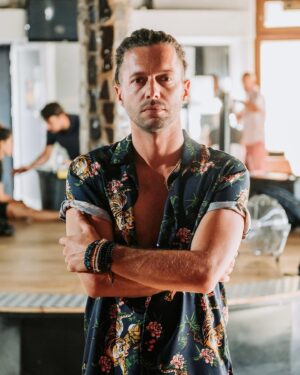Afonso Pimentel Instagram - Se o Ian prendesse o cabelo, dormisse cedinho e comesse a frutinha depois da refeição. /// #turnofthetide /// @netflixpt /// @augusto_fraga_director @pat.sequeira @andreszankowski @ukbarfilmes @hitmanagement @kptalentmanagement 

@netflix