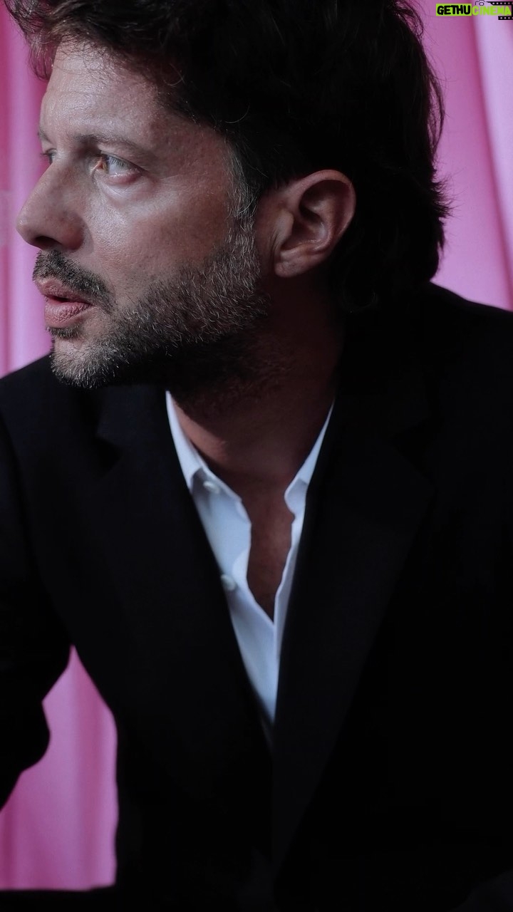 Afonso Pimentel - 3.8K Likes - Em fundos cor de rosa, preparando a Gala. /// look @sandroparis /// styling @dianarconceicao
Video @martafernandes.ph Set by @mais.que.uma com o apoio de plataforma 285 /// @hitmanagement