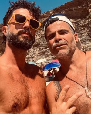 Afonso Pimentel Instagram - Porque não temos vergonha do passado. Hoje cruzei-me com o @miguelcostaactor na praia e relembrámos o tempos em que vivemos juntos antes de mulheres e filhos, num armazém no Cacém. SwipeCoise para ir ao passado.