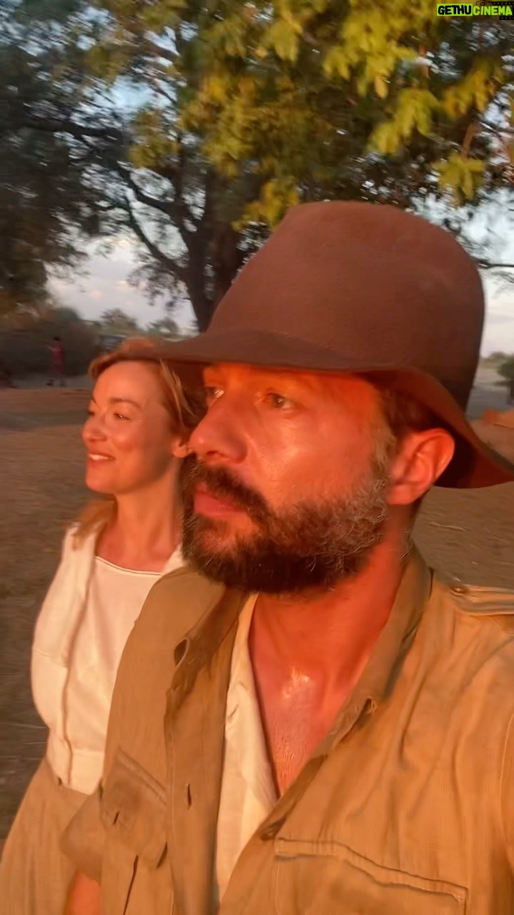 Afonso Pimentel - 4.5K Likes - E daquela vez que o @segraciano nos convidou para uma bica na fronteira com a Namíbia e nós tentámos instagracoise sem sucesso… lembras-te @mayabooth_ ?