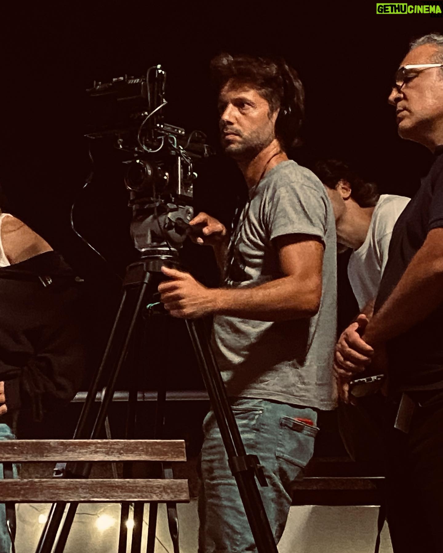 Afonso Pimentel - 1.7K Likes - Swipe Coise! Todos os anos venho brincar aos professores na @aceescoladeartes . Todos os anos são diferentes. Duas semanas de desafios, dificuldades, problemas velhos, soluções novas, descobertas para eles e para mim. Aos meus companheiros, Mário e Cátia, obrigado por tudo. É sempre tão bom, já não sei fazer isto aqui sem vcs. À Glória, à Rosa, ao PVC, ao António Júlio, à Jessica e ao João um beijo e abraço enormes por cada vez que precisamos, saltarem de uma caixa qualquer e aparecerem sempre prontos para nos ajudar a resolver problemas. Ao @andrefpda e à @colorfoto por nos apoiarem, a qualquer hora, com material e soluções. Ao meu @capelo_antonio e ao Aparício por me apresentarem estas pessoas maravilhosas e pelo trabalho de manterem vivo este Porto verdadeiro.
Este ano, vivi um desafio surpreendente, ensinar e descobrir a Luz com a Mariana. Uma aluna cega que vê bem mais que tanta gente. Até já, Porto. May the foda-se be with you!