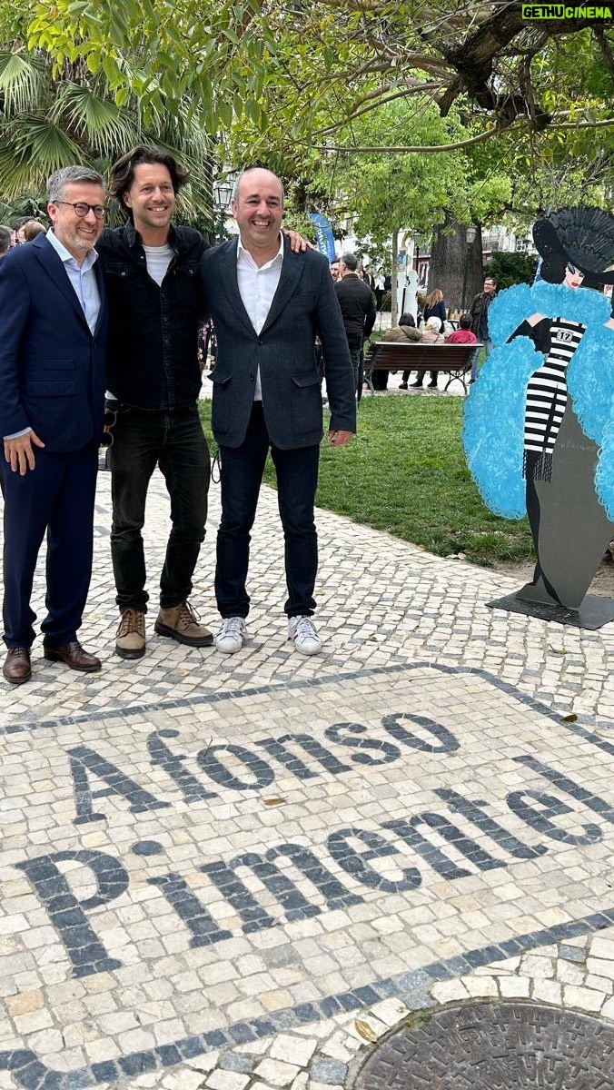 Afonso Pimentel - 14.5K Likes - Tarde na Praça da Alegria, para agradecer a tremenda simpatia do meu amigo @vasckarof , a propósito do Dia do Teatro. Houve tempo para beijar a minha @marciabreiaoficial , matar saudades do meu @miguelomonteiro e provocar o meu @capelo_antonio com o microfone da @slbenfica TV