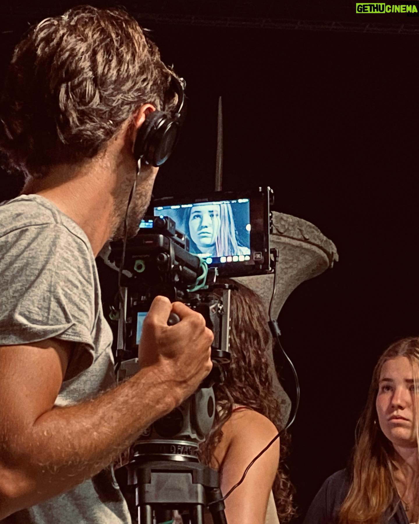 Afonso Pimentel - 1.7K Likes - Swipe Coise! Todos os anos venho brincar aos professores na @aceescoladeartes . Todos os anos são diferentes. Duas semanas de desafios, dificuldades, problemas velhos, soluções novas, descobertas para eles e para mim. Aos meus companheiros, Mário e Cátia, obrigado por tudo. É sempre tão bom, já não sei fazer isto aqui sem vcs. À Glória, à Rosa, ao PVC, ao António Júlio, à Jessica e ao João um beijo e abraço enormes por cada vez que precisamos, saltarem de uma caixa qualquer e aparecerem sempre prontos para nos ajudar a resolver problemas. Ao @andrefpda e à @colorfoto por nos apoiarem, a qualquer hora, com material e soluções. Ao meu @capelo_antonio e ao Aparício por me apresentarem estas pessoas maravilhosas e pelo trabalho de manterem vivo este Porto verdadeiro.
Este ano, vivi um desafio surpreendente, ensinar e descobrir a Luz com a Mariana. Uma aluna cega que vê bem mais que tanta gente. Até já, Porto. May the foda-se be with you!