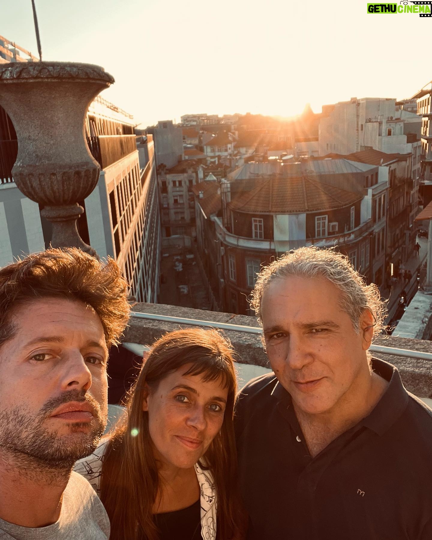 Afonso Pimentel - 1.7K Likes - Swipe Coise! Todos os anos venho brincar aos professores na @aceescoladeartes . Todos os anos são diferentes. Duas semanas de desafios, dificuldades, problemas velhos, soluções novas, descobertas para eles e para mim. Aos meus companheiros, Mário e Cátia, obrigado por tudo. É sempre tão bom, já não sei fazer isto aqui sem vcs. À Glória, à Rosa, ao PVC, ao António Júlio, à Jessica e ao João um beijo e abraço enormes por cada vez que precisamos, saltarem de uma caixa qualquer e aparecerem sempre prontos para nos ajudar a resolver problemas. Ao @andrefpda e à @colorfoto por nos apoiarem, a qualquer hora, com material e soluções. Ao meu @capelo_antonio e ao Aparício por me apresentarem estas pessoas maravilhosas e pelo trabalho de manterem vivo este Porto verdadeiro.
Este ano, vivi um desafio surpreendente, ensinar e descobrir a Luz com a Mariana. Uma aluna cega que vê bem mais que tanta gente. Até já, Porto. May the foda-se be with you!