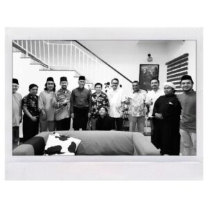 Afry Wijoyo Instagram - Terima kasih Uncle Zainal @tanganseni.official , Aunty Su @alwayssinar & family diatas jemputan. 

Selamat Hari Raya Maaf Zahir & Batin 🌙✨ 

#AfryWijoyo #SalamRaya #Syawal1445