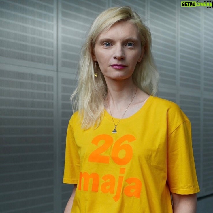 Agata Buzek - 1.3K Likes - Już za 5 dni Wybory do Parlamentu Europejskiego! 🇪🇺Pamiętajcie proszę! ⭐️To nasz przywilej i obowiązek - wybrać przedstawicieli, którzy będą troszczyć się o Europę, o równość wszystkich jej obywateli, o jej otwartość na potrzebujących, o jej wrażliwość na los planety i wszystkich istot🌎🌍🌏. Lokale wyborcze czynne 7:00-21:00. Święto Demokracji✌️🇪🇺♥️ Voting together for our Europe🇪🇺 It’s our privilege and obligation. 💪☀️#europa #wybory #eu #europeanunion #voting #unioneuropeenne #parlamenteuropejski #europeanparliament #votetogether #together #gotovote
