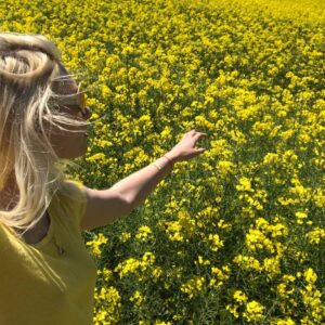 Agata Buzek Instagram - Cały Dolny Śląsk kwitnie na żółto dla mnie! 🌼Oszałamiające! ☀️Piękny region, jak wiele innych w Polsce. Cieszę się z moich podróży do pracy!☀️🌼☀️ #ilovemycountry #poland #greatcountry #dolnyśląsk #rzepakowepole #rzepak #rzepakowelove #yellow #yellowmylove #żółty #podróżedopracy