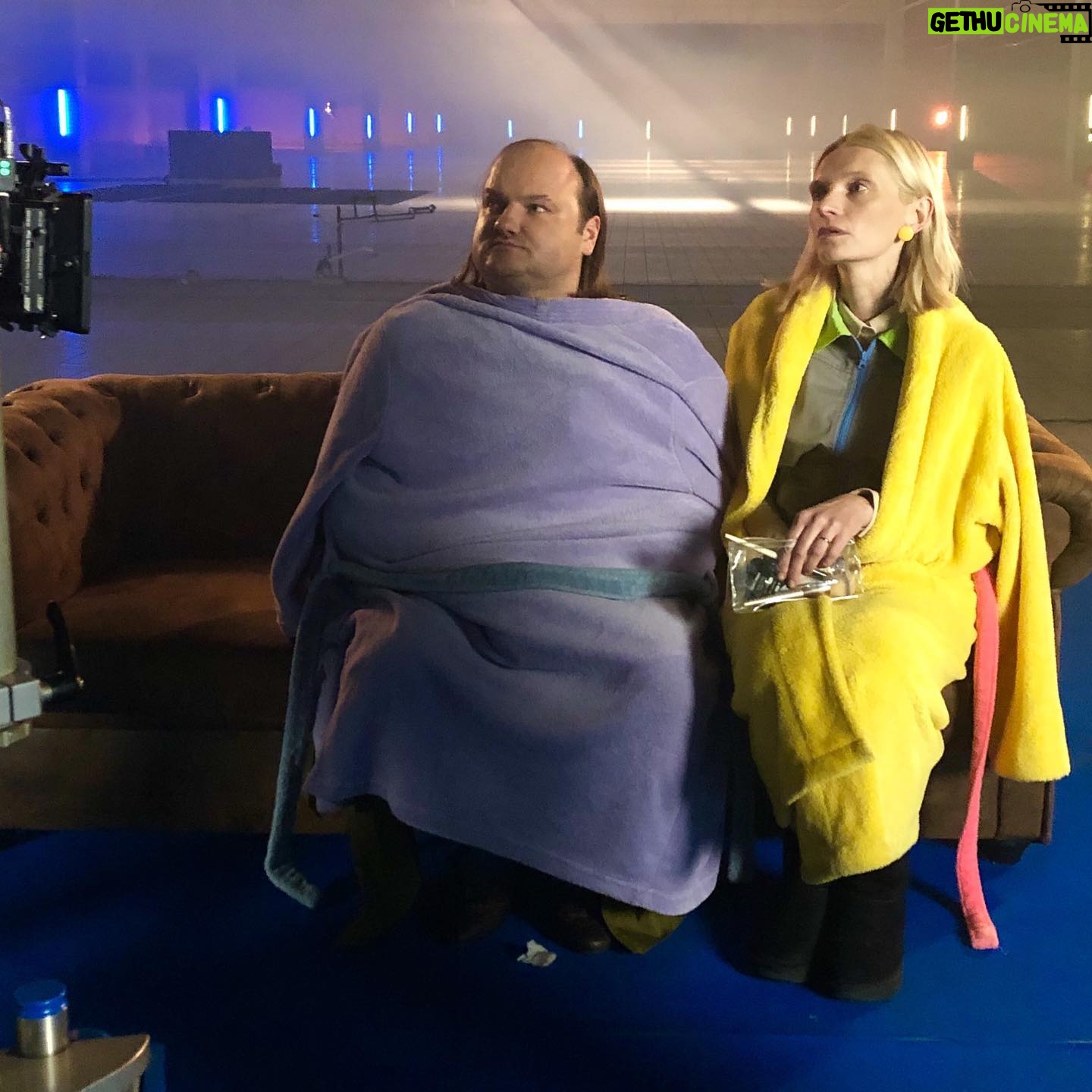 Agata Buzek - 1.7K Likes - „Erotica 2022”, za kulisami. Zimno bylo❄️ale cudownie🔥 już od dziś na @netflixpl ‼️@akazajak @sebastianstankistankiewicz @monikaleta @hankapodraza #andrzejkonopka @friends_with_benefits_studio @natalie_siwicka #erotica2022 #happytogether #cudownapraca #wdzięczność