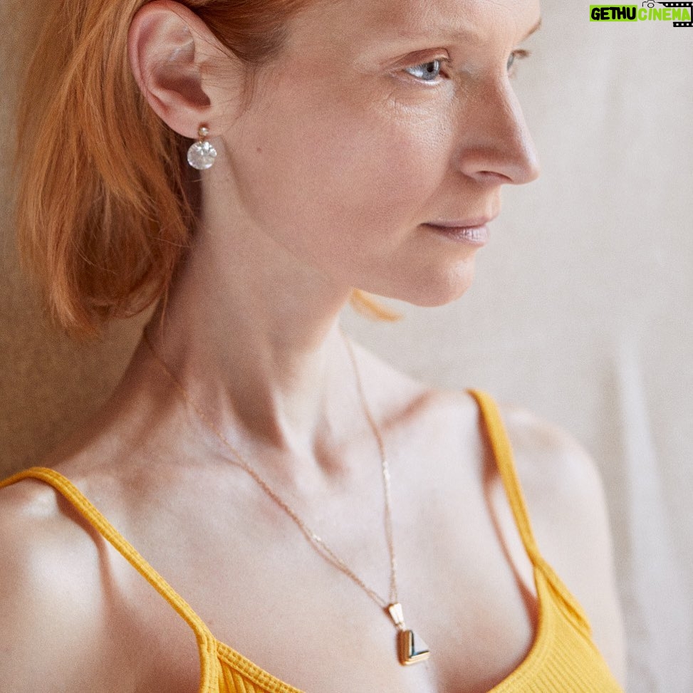Agata Buzek - 1.6K Likes - Wiosna, idzie ciepło. Słońce, jasność, łagodność, szerokość, wiatr. Niech płyną do Was wszystkich☀️🌷it’s getting warmer. May the sun, the brightness, gentleness, grace and the wind be with you🌿🦋🐝🪲 📷 @weronikakosinska my love