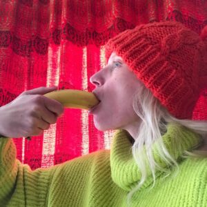 Agata Buzek Instagram - #wolnasztuka #eatbanana #polandgoingbanana #banana #banany #freeart #stopcenzurze #nocensorship #yellow #bananasareyellow #bananaselfie 🍌🍌🍌