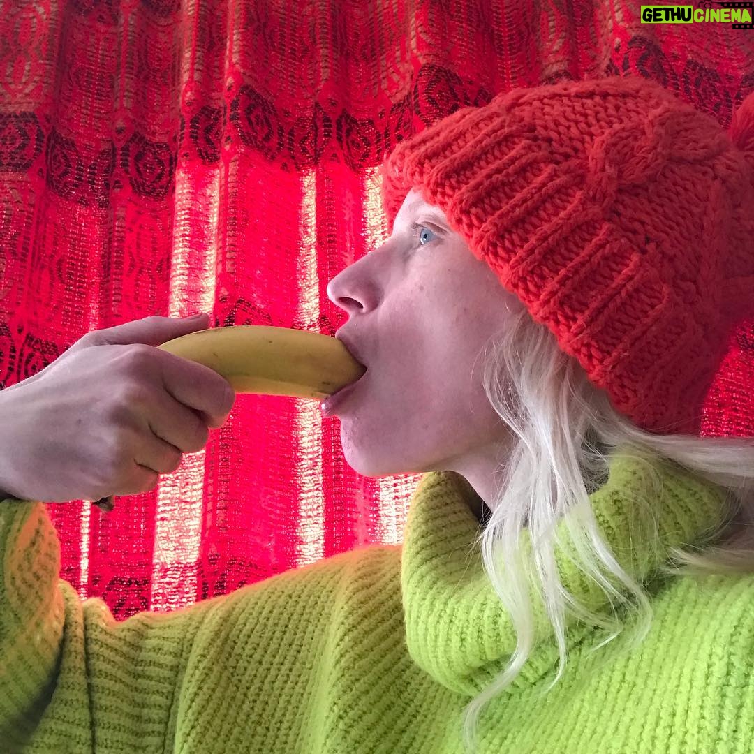 Agata Buzek - 1.7K Likes - #wolnasztuka #eatbanana #polandgoingbanana #banana #banany #freeart #stopcenzurze #nocensorship #yellow #bananasareyellow #bananaselfie 🍌🍌🍌