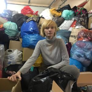 Agata Buzek Instagram - Kochani. Mieszkańcy Podlasia i reszty Polski. Chciałam wyrazić moją wdzięczność za wszystkie Wasze dary, które przekazaliście w Warszawie i które przywieźliśmy i które przynosicie tutaj na miejscu. Sortujemy je dziś cały dzień. Jestem pod granicą polsko- białoruską. Potrzebna jest tu pomoc. Ludziom, próbującym przeżyć w pułapce, w lesie i wolontariuszom. Wszystkim organizacjom działającym tutaj i mieszkańcom dziekuję za wielkie serca, za każdą pomoc skierowaną do uchodźców! @fundacjaocalenie @grupagranica @ostaszewskamaja_official @magdalena_rozczka @bartosz_bielenia @anita_sokolowska @bayerskyjunior