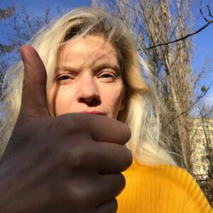 Agata Buzek Instagram - Kochani! Dziękuję za moc. Dziękuje za poparcie. 🙏Wszystko wyjaśnione, kamień z serca, nikt nie zostanie zabity. 🐗💛 Jestem na planie niemieckiego filmu „Schlaf”. Nie używają jednorazowych plastików, nie marnują resztek, segregują śmieci, jedzenie prawie wyłącznie wegetariańskie i scenariusz o neonazistach, myśliwych, mocny, bezkompromisowy. Dlatego zgodziłam się w nim grać. I dlatego dziś rano byłam tak przerażona i zdezorientowana! Dzik zginął w wypadku samochodowym, wiele tygodni temu, gdyby tak się nie zdarzyło, nie kręcilibyśmy tych scen. Zero poparcia dla zabijania, dla strzelania do zwierząt, zbierania łowieckich trofeów! #wartorozmawiać #onset #kamieńzserca #dziki #wildlife