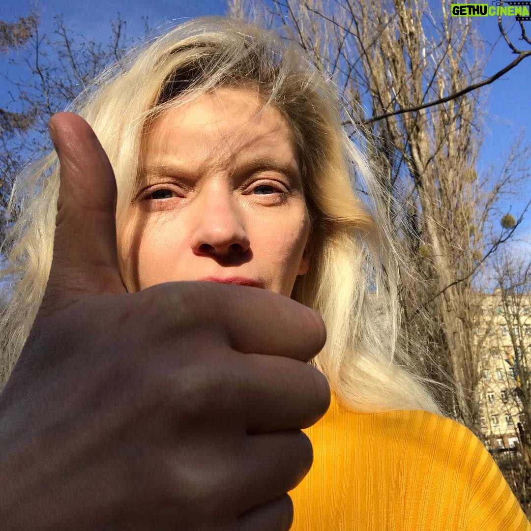 Agata Buzek - 1.3K Likes - Kochani! Dziękuję za moc. Dziękuje za poparcie. 🙏Wszystko wyjaśnione, kamień z serca, nikt nie zostanie zabity. 🐗💛 Jestem na planie niemieckiego filmu „Schlaf”. Nie używają jednorazowych plastików, nie marnują resztek, segregują śmieci, jedzenie prawie wyłącznie wegetariańskie i scenariusz o neonazistach, myśliwych, mocny, bezkompromisowy. Dlatego zgodziłam się w nim grać. I dlatego dziś rano byłam tak przerażona i zdezorientowana! Dzik zginął w wypadku samochodowym, wiele tygodni temu, gdyby tak się nie zdarzyło, nie kręcilibyśmy tych scen. Zero poparcia dla zabijania, dla strzelania do zwierząt, zbierania łowieckich trofeów! #wartorozmawiać #onset #kamieńzserca #dziki #wildlife