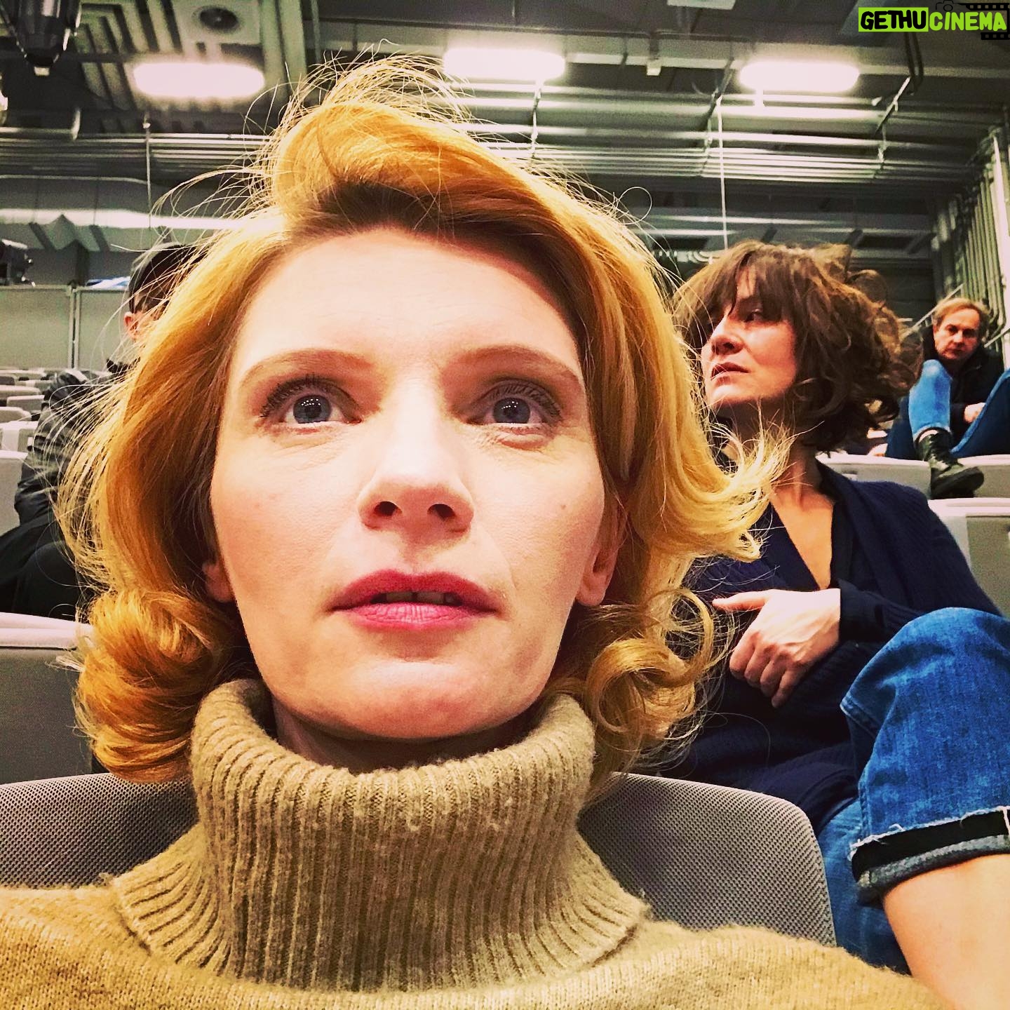 Agata Buzek - 1.7K Likes - Nocne omówienie💪druga generalna💛obłęd w oczach😅@ostaszewskamaja_official #marekkalita @nowyteatr #odyseja #krzysztofwarlikowski #reheraal #theatre #theatrebynight🤍🤍🤍