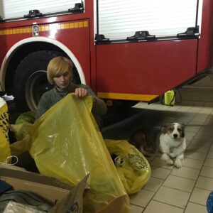 Agata Buzek Instagram - Kochani. Mieszkańcy Podlasia i reszty Polski. Chciałam wyrazić moją wdzięczność za wszystkie Wasze dary, które przekazaliście w Warszawie i które przywieźliśmy i które przynosicie tutaj na miejscu. Sortujemy je dziś cały dzień. Jestem pod granicą polsko- białoruską. Potrzebna jest tu pomoc. Ludziom, próbującym przeżyć w pułapce, w lesie i wolontariuszom. Wszystkim organizacjom działającym tutaj i mieszkańcom dziekuję za wielkie serca, za każdą pomoc skierowaną do uchodźców! @fundacjaocalenie @grupagranica @ostaszewskamaja_official @magdalena_rozczka @bartosz_bielenia @anita_sokolowska @bayerskyjunior