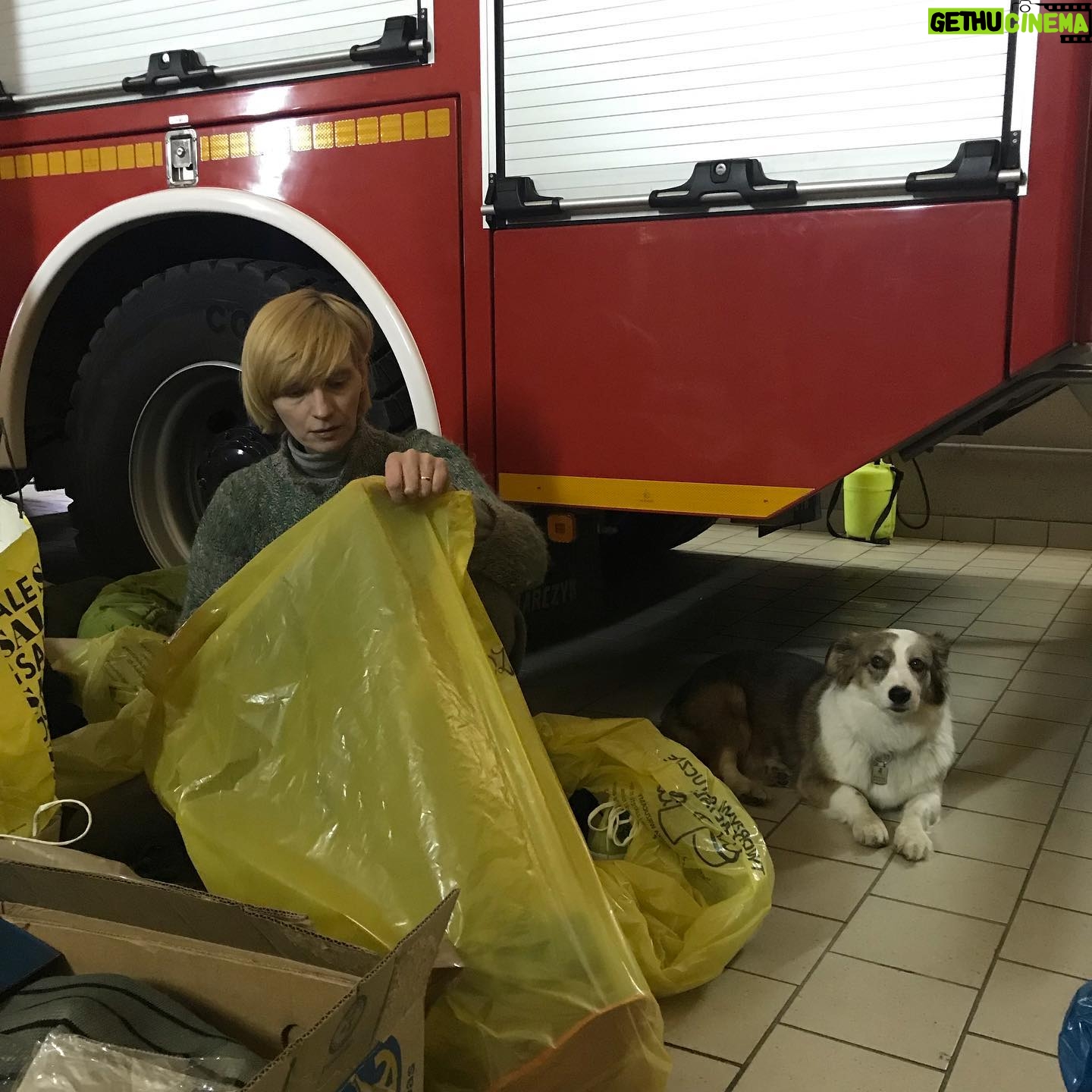 Agata Buzek - 2.5K Likes - Kochani. Mieszkańcy Podlasia i reszty Polski. Chciałam wyrazić moją wdzięczność za wszystkie Wasze dary, które przekazaliście w Warszawie i które przywieźliśmy i które przynosicie tutaj na miejscu. Sortujemy je dziś cały dzień. Jestem pod granicą polsko- białoruską. Potrzebna jest tu pomoc. Ludziom, próbującym przeżyć w pułapce, w lesie i wolontariuszom. Wszystkim organizacjom działającym tutaj i mieszkańcom dziekuję za wielkie serca, za każdą pomoc skierowaną do uchodźców! @fundacjaocalenie @grupagranica @ostaszewskamaja_official @magdalena_rozczka @bartosz_bielenia @anita_sokolowska @bayerskyjunior