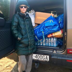 Agata Buzek Instagram - Kochani. Mieszkańcy Podlasia i reszty Polski. Chciałam wyrazić moją wdzięczność za wszystkie Wasze dary, które przekazaliście w Warszawie i które przywieźliśmy i które przynosicie tutaj na miejscu. Sortujemy je dziś cały dzień. Jestem pod granicą polsko- białoruską. Potrzebna jest tu pomoc. Ludziom, próbującym przeżyć w pułapce, w lesie i wolontariuszom. Wszystkim organizacjom działającym tutaj i mieszkańcom dziekuję za wielkie serca, za każdą pomoc skierowaną do uchodźców! @fundacjaocalenie @grupagranica @ostaszewskamaja_official @magdalena_rozczka @bartosz_bielenia @anita_sokolowska @bayerskyjunior