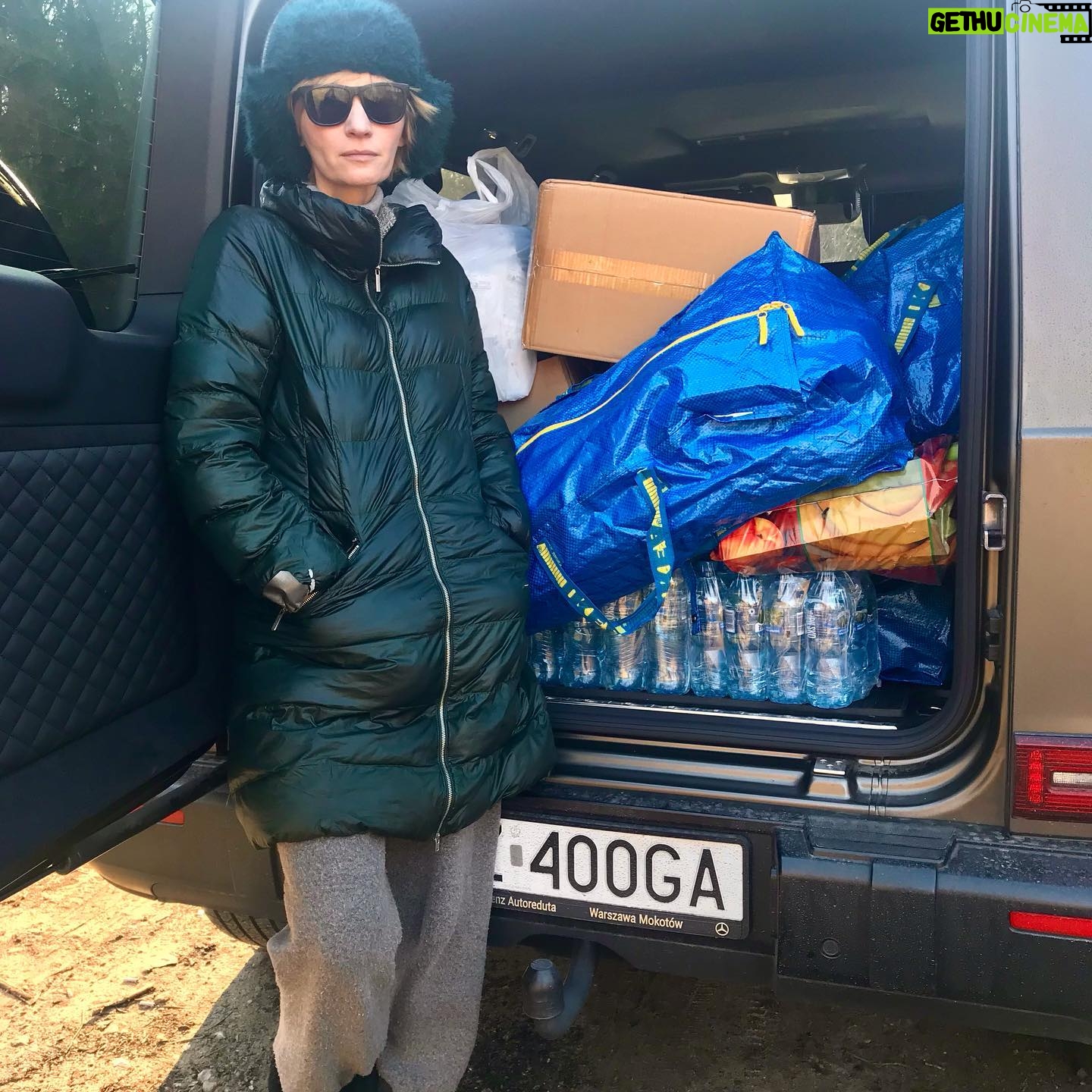 Agata Buzek - 2.5K Likes - Kochani. Mieszkańcy Podlasia i reszty Polski. Chciałam wyrazić moją wdzięczność za wszystkie Wasze dary, które przekazaliście w Warszawie i które przywieźliśmy i które przynosicie tutaj na miejscu. Sortujemy je dziś cały dzień. Jestem pod granicą polsko- białoruską. Potrzebna jest tu pomoc. Ludziom, próbującym przeżyć w pułapce, w lesie i wolontariuszom. Wszystkim organizacjom działającym tutaj i mieszkańcom dziekuję za wielkie serca, za każdą pomoc skierowaną do uchodźców! @fundacjaocalenie @grupagranica @ostaszewskamaja_official @magdalena_rozczka @bartosz_bielenia @anita_sokolowska @bayerskyjunior