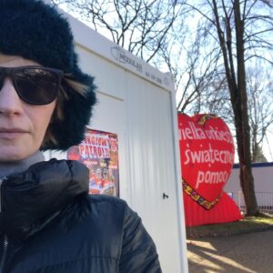 Agata Buzek Instagram - Kochani. Mieszkańcy Podlasia i reszty Polski. Chciałam wyrazić moją wdzięczność za wszystkie Wasze dary, które przekazaliście w Warszawie i które przywieźliśmy i które przynosicie tutaj na miejscu. Sortujemy je dziś cały dzień. Jestem pod granicą polsko- białoruską. Potrzebna jest tu pomoc. Ludziom, próbującym przeżyć w pułapce, w lesie i wolontariuszom. Wszystkim organizacjom działającym tutaj i mieszkańcom dziekuję za wielkie serca, za każdą pomoc skierowaną do uchodźców! @fundacjaocalenie @grupagranica @ostaszewskamaja_official @magdalena_rozczka @bartosz_bielenia @anita_sokolowska @bayerskyjunior