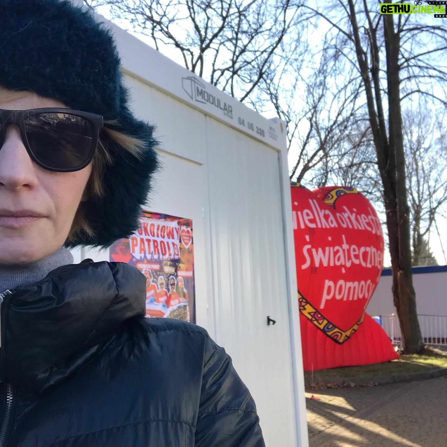Agata Buzek - 2.5K Likes - Kochani. Mieszkańcy Podlasia i reszty Polski. Chciałam wyrazić moją wdzięczność za wszystkie Wasze dary, które przekazaliście w Warszawie i które przywieźliśmy i które przynosicie tutaj na miejscu. Sortujemy je dziś cały dzień. Jestem pod granicą polsko- białoruską. Potrzebna jest tu pomoc. Ludziom, próbującym przeżyć w pułapce, w lesie i wolontariuszom. Wszystkim organizacjom działającym tutaj i mieszkańcom dziekuję za wielkie serca, za każdą pomoc skierowaną do uchodźców! @fundacjaocalenie @grupagranica @ostaszewskamaja_official @magdalena_rozczka @bartosz_bielenia @anita_sokolowska @bayerskyjunior