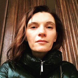 Agata Buzek Instagram - Zakończyłam pracę na ten rok. Teraz odpoczynek, świętowanie, spokój, bliscy. Jestem wdzięczna za wszystkie spotkania zawodowe, które udały się jednak mimo tak trudnych warunków. Dziękuję Wam wszystkim, z którymi mogłam w tym roku pracować, szukać, tworzyć, uczyć się. Do zobaczenia w 2021, mam nadzieję łatwiejszym i jaśniejszym. 🌟🌟🌟🌟🌟🌟#endofwork #endofyear #thankyou #dziękuję #koniecpracy #koniecroku  #miejciesiedobrze #jasność #nadzieja #bedzielepiej #love