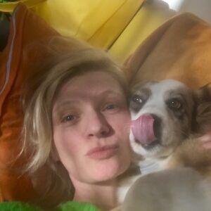 Agata Buzek Instagram - Kochani! Dziś prośba. 💛Każdy z Was ma 5,10 złotych. Są BARDZO POTRZEBNE! Nie tylko my musimy przetrwać ten dziwny czas! Prośba w imieniu tych, którzy sami poprosić nie mogą!🐶🐱🐷🦊🦆🐴🐔🐵. Link do opisu, zbiórek, smsów w BIO‼️‼️ „Bez Was nie ma Przystani Ocalenie. Tylko dzięki pomocy dobrych ludzi, nasze przytulisko funkcjonuje i możemy zapewnić 500 zwierzętom spokojne i godne życie. 
Zwracamy się do Was z kolejną, ale bardzo naglącą potrzebą. Musimy kupić zapas słomy i siana. Sytuacja, w jakiej znalazł się świat, powoduje, że nikt nie chce czekać na zapłatę. Nasza sytuacja była dramatyczna już przed ogłoszeniem stanu wyjątkowego. Wciąż borykamy się z problemami finansowymi… Nie możemy powiedzieć zwierzętom - poczekajcie, dostaniecie jeść za dwa miesiące. Może uda Wam się wygospodarować kilka złotych na siano dla ocalonych od śmierci zwierząt.” #prośba  #pomoc #zwierzęta #przystańocalenie #sianoisłoma #ratujemyzwierzaki #bardzoprosimy #razemdamyradę #dlainnych #kwarantanna #staytogether #badzmyrazem #loveforanimals #rescue