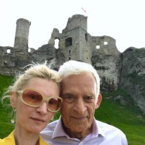 Agata Buzek Instagram - Spotkanie w drodze. ♥️@jerzybuzek ☀️ Prawie 20 lat od zdjęć do „Zemsty”. Ogrodzieniec. Już zapomniałam jak tu pięknie. #ogrodzieniec #zamek #jerzybuzek #popoludnie #zemsta #andrzejwajda  #rodzina #family #ontheroad #wdrodze