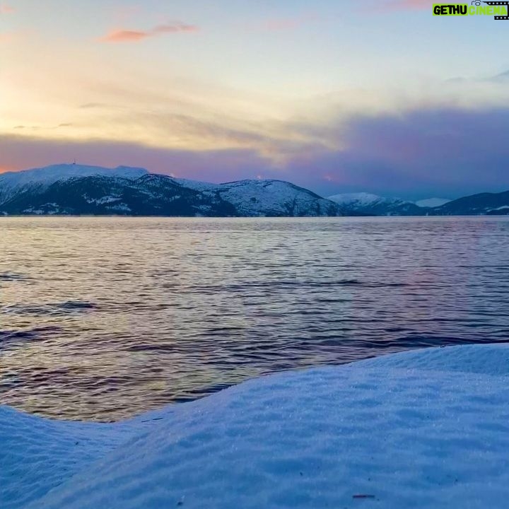 Agnes Born - 1K Likes - January sky ☁️
.
.
.
.
.
.
#soothing#timelapse#clouds#mindfullness#january#beauty#pink#pinksky#pastel#mountains#fjords#winterland#palettes#mørketid#helgeland#nrkvær#visitnorway#nordland#norway