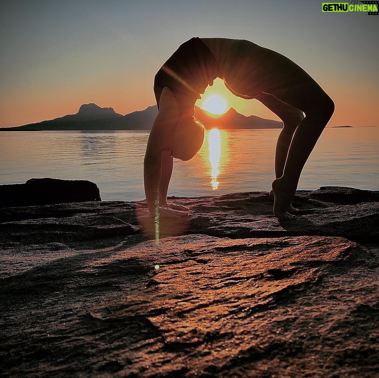 Agnes Born - 393 Likes - Bending with a view☀️🌊🐒
#landegode#Bodø#peace#oceanbreeze#paradise#summer#summer2020#yoga#flexing#bridge#bendit#strech#nordland#sjøluft#flex#picoftheday#kjærlieik#norge#nrkvær#bodø#bodøby#yrnorge#midnightsun#forever#nrknordland#sthans