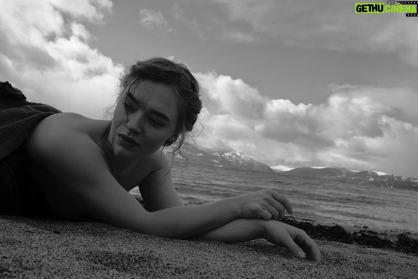 Agnes Born - 2.5K Likes - 🌊🌊🌊
📸 @ketil.born
.
.
.
.
.
.
#grainsofsand#bythesea#bnw#bnwphotography#photoshoot#cinematic#fujifilm#blackandwhite#modelling#melancholy#onthebeach#photohraphy#northernnorway#helgeland#norway#fjords