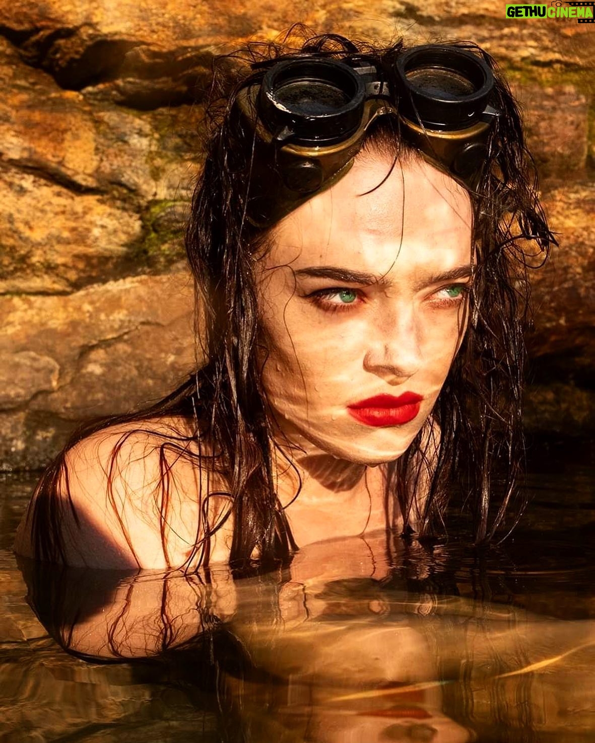 Agnes Born - 788 Likes - Sveiseblind og morsk med @ketil.born 🕶
#bizzar#photoshoot#mad#underwater#brr#sveiseblind#sunset#moirana#wetlook#red#photography#soserious#north#norway @youssfoto #youssfoto